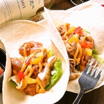 おいし~い!そんな声が思わず漏れる、自慢のタコスは各種370円♪2種の中からお好きなものをどうぞ★