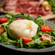 イタリア産 ブラータチーズとルーコラのサラダ ～メイプルシロップ風味～