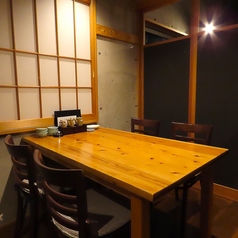 4人掛けのテーブル席を2つご用意しております。当店はお友達やご家族との食事に最適な空間を提供しています。アットホームな雰囲気でくつろげるテーブル席は、周囲を気にせずにお食事をお楽しみいただけます。おしゃべりを楽しむにも最適なテーブル席でお食事や会話を楽しみながら心温まるひとときをお過ごしください。