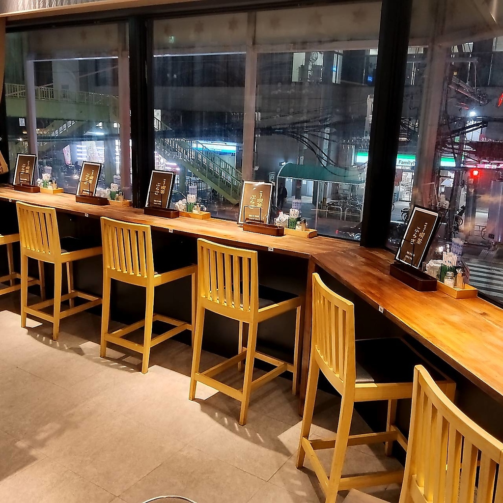 外の景色を見渡せる窓際の席をご用意！お一人様やデートでのご利用にもピッタリです♪