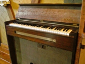アンティーク風のピアノ