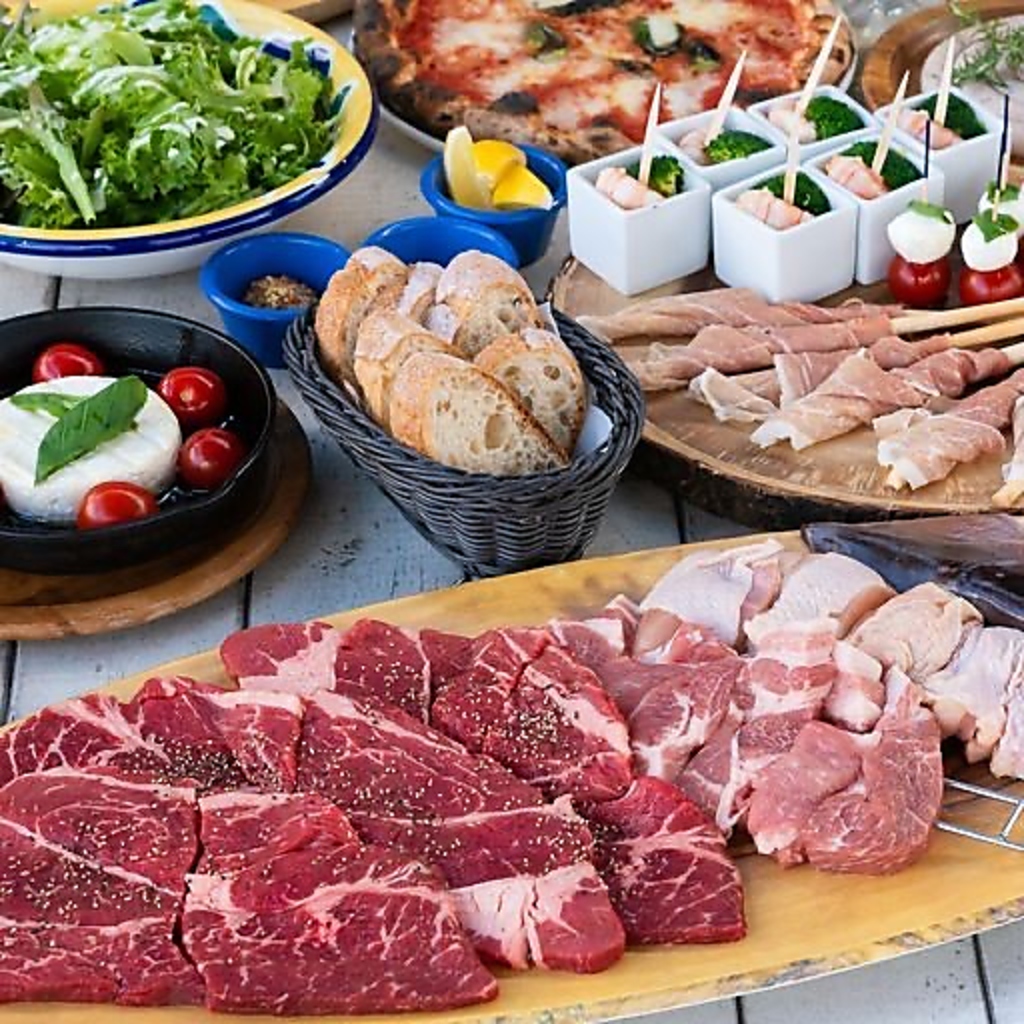 海の香りを感じる極上のバーベキュー体験を♪薪窯で焼いたマルゲリータや有頭大海老など当店を満喫