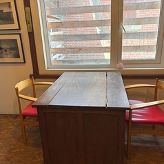 サロンの２名がけのテーブルです。