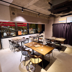 広々とした店内を貸し切って、大人数でのパーティーや宴会可能です。最大70名様まで着席可能で、会社の歓送迎会やイベントの打ち上げ、結婚式の二次会など、様々なシーンに対応いたします♪心ゆくまでお楽しみください。