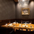 シックな内装の4名様VIP個室をご用意しました。大切な方との会食や接待など、特別なシーンにふさわしい上質なプライベート空間で、心ゆくまでおくつろぎください。