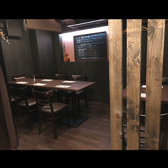 ロールカーテンで仕切りが出来るタイプのテーブル席です♪連結で最大10名様着席