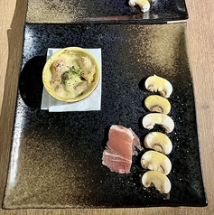 赤城鶏のグラタン　トリュフ香るフレッシュマッシュルームとハモンセラーノ添え