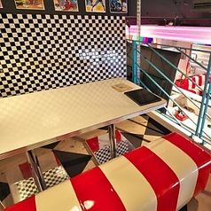 【テーブル席】ご友人とのお食事や飲み会などにおすすめのお席です◎赤と白のストライプのPOPで可愛らしいインテリアは楽しい気分にさせてくれます♪またご旅行の際のお食事にもおすすめ。