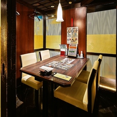 落ち着いた店内空間にある席は、ゆったりとお食事を楽しむことが可能です。宴会コースや美味しい逸品料理、種類豊富なドリンクをご用意してお待ちしております。