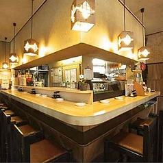 明るい照明で落ち着いた雰囲気と広々とした店内