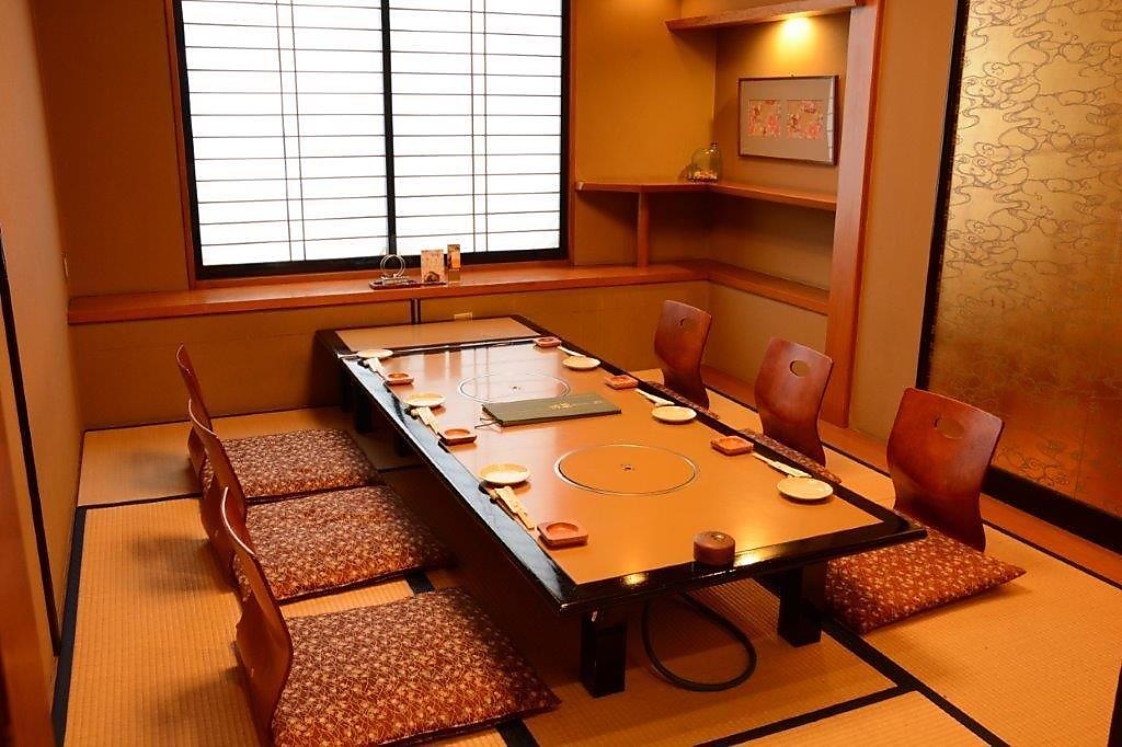 接待や家族の集まりなど、幅広いシーンで使える個室が多数。贅を尽くしたお部屋でおもてなし。