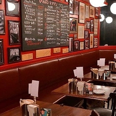 【店舗貸切（最大80名様まで）】名古屋駅近で貸切宴会を開催！店舗貸切は最大80名様までご利用可能！（着席時70名様）赤色を基調とした店内はアートパネルがずらっと飾られ、おしゃれな雰囲気満点。お仲間と賑やかにご宴会をお楽しみいただけます。名古屋駅から地下直結で雨の日も安心！