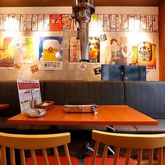 ゆったりとくつろげるソファー席もございます◎長時間座っていても疲れにくいため、ごゆっくりとお食事やお酒をお楽しみいただけます。