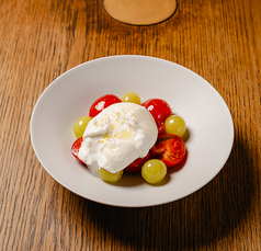 ブラータチーズと季節のフルーツカプレーゼ フルサイズ