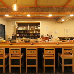 目の前で楽しむオープンカウンター！料理人の技を間近で感じながら、特別な時間をお過ごしください。10席のカウンター席では、友人や大切な人と共に、味わい深い料理を楽しむことができます♪新鮮な食材を使った逸品が、あなたの目と舌を魅了します。