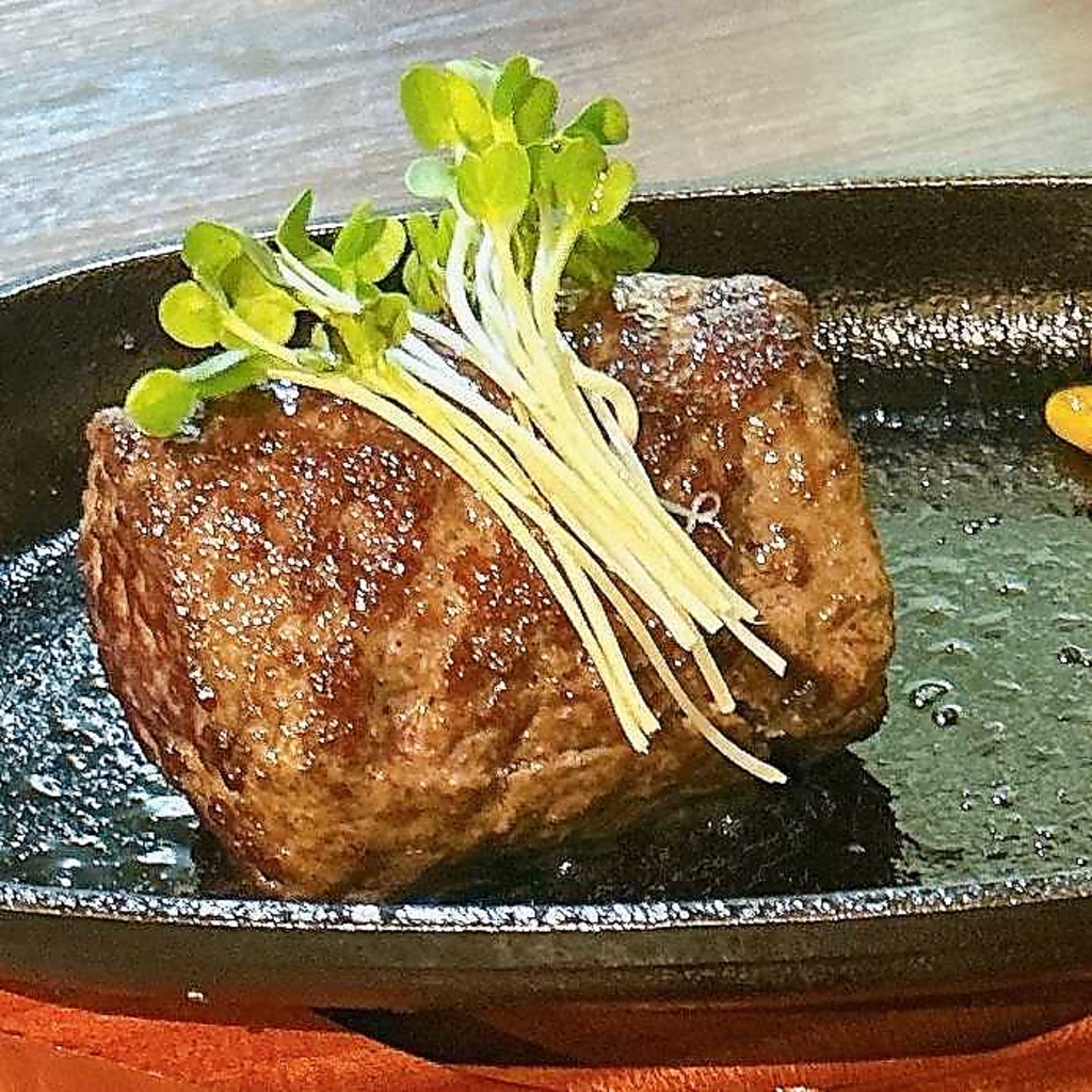 厳選された牛肉を100%使用した鉄板たわらステーキなど、鉄板焼きメニューが豊富！ドリンクも進みます