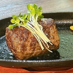 厳選された牛肉を100%使用した鉄板たわらステーキなど、鉄板焼きメニューが豊富！ドリンクも進みます