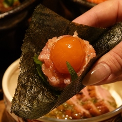 贅沢卵黄とトロタク寿司の写真