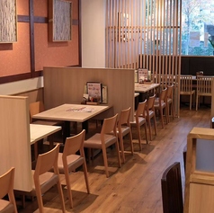 少人数でしっとり飲むにはこちらのお席がおすすめ。懐かしさの残る雰囲気が、居心地のいい空間です。会話と楽しみたい女性同士のお客様におすすめです。