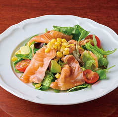 スモークサーモンとアボカドのサラダ