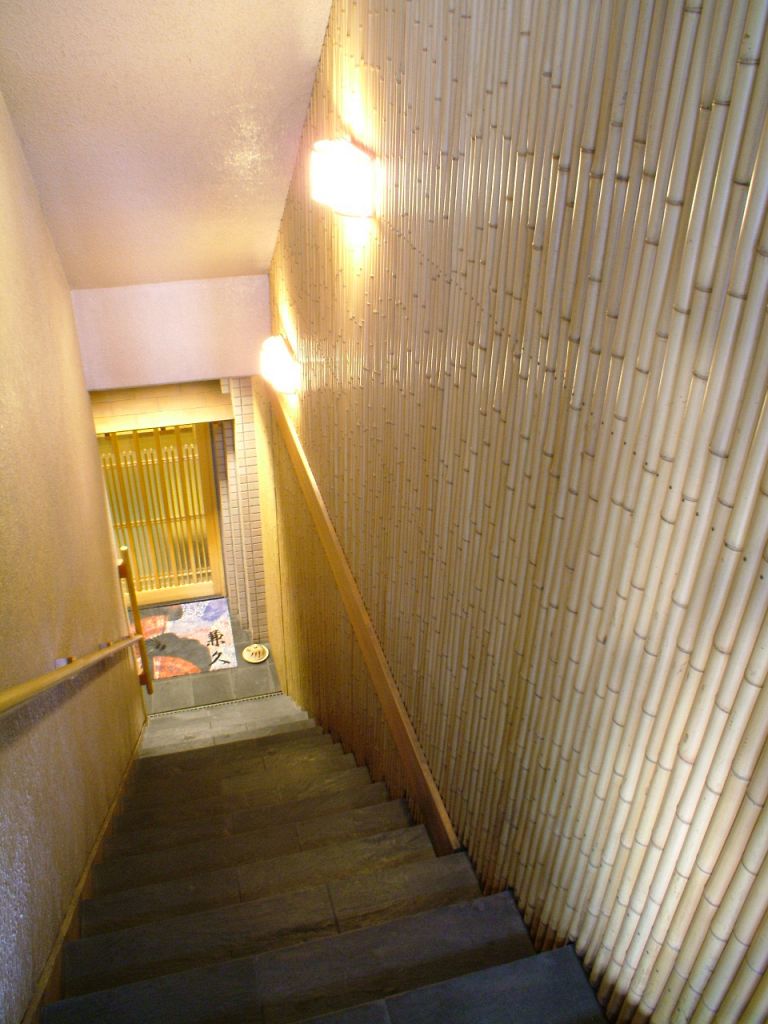 【東通りにある大人の隠れ家】雰囲気抜群。ちょっと贅沢気分で階段を下りてください。