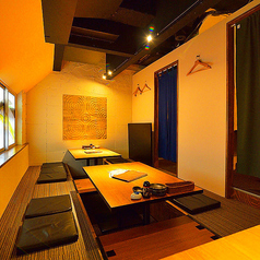 ゆったりお忍び個室♪個室は2名様からOK！最大30名様まで対応可！テーブル個室・掘りごたつ個室・団体様貸切など様々なシーンで大活躍！お気軽にお問い合わせください♪デート・女子会・接待・お食事会・各種宴会に◎飲み放題付コースもオススメ栄駅徒歩1分♪幹事様必見の特典あり！