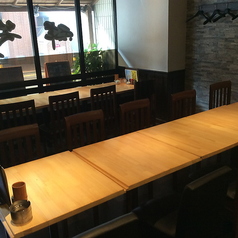 店内貸切可能！手前と奥のテーブル席を合わせての収容になりますので席は別になりますが、会社宴会など幅広い宴会に対応いたします。