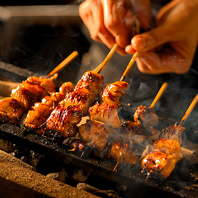 旨み凝縮！皮は香ばしく中はジューシーな炭火焼鶏もも