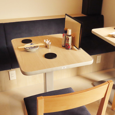 開放感抜群の店内は、コンクリートのモダンな質感と木の温もりが調和した心地よい空間です◎ゆったり配置されたテーブル席は、グループでの利用に最適★壁にズラリと貼られた魅力的なおつまみメニューを選びながら、ワイワイ賑やかに盛り上がれます♪老若男女どなたでもリラックスして食事を楽しめる、活気ある広場です★