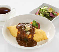 【ランチ】鶏ゴボウめしのオムライス（サラダ・ドリンク付き）