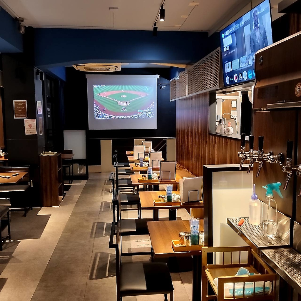 店内にはプロジェクターを完備しております！ご友人とのスポーツ観戦にももってこいです！