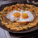 締めにはこちらもおすすめ！とろ～り半生な目玉焼きとおこげのハーモニーが絶品です