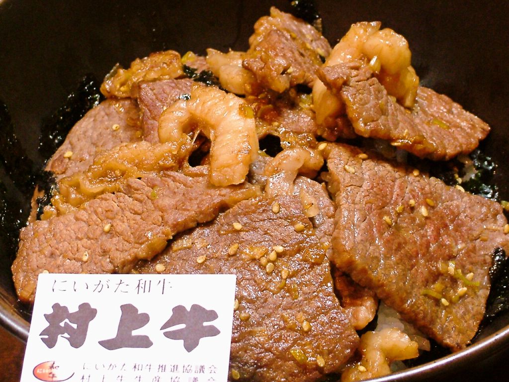 ランチメニューも充実！カルビ丼1380円などリーズナブルに村上牛が堪能できます♪