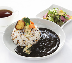 【ランチ】黒カレー(サラダ、ドリンク付き)