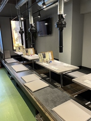 お履き物を脱いでゆっくりとお食事可能な掘りごたつのお席です。