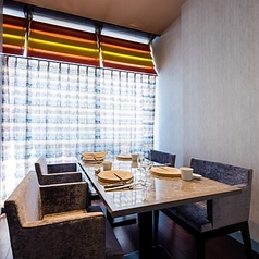 窓から開放的な景色を眺められる4名様個室をご用意しました。ランチやディナーを楽しみながら、移りゆく景色と共に特別な時間をお過ごしいただけます。