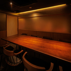 【扉付き完全個室・最大8名様】落ち着いた色味の木目を基調とした、特別な空間をご用意。