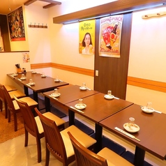 開放感のあるテーブル席は、気軽な食事や会話にぴったり。落ち着いた空間で、ゆったりとしたひとときをお楽しみいただけます。【赤坂/赤坂見附/中華/ランチ/食べ放題/個室/貸切/飲み放題/誕生日/記念日/居酒屋】