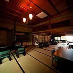 著名人の扁額や掛け軸、色紙などが飾られており、豪華な日本家屋の魅力を存分に味わうことができます。テーブルと椅子をご用意してます。