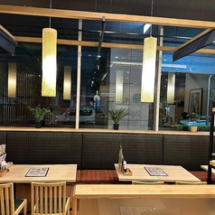 少人数でしっとり飲むにはこちらのお席がおすすめ。懐かしさの残る雰囲気が、居心地のいい空間です。会話と楽しみたい女性同士のお客様におすすめです