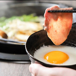特製割下使用のすき焼きは絶品。プレミアムコースでは牛タンとトロロも楽しめる豪華体験！