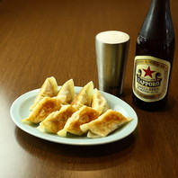 もちもち皮の自慢の手包み焼き餃子