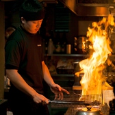 生で食べられる鶏肉を国産備長炭で一気に焼き上げます！