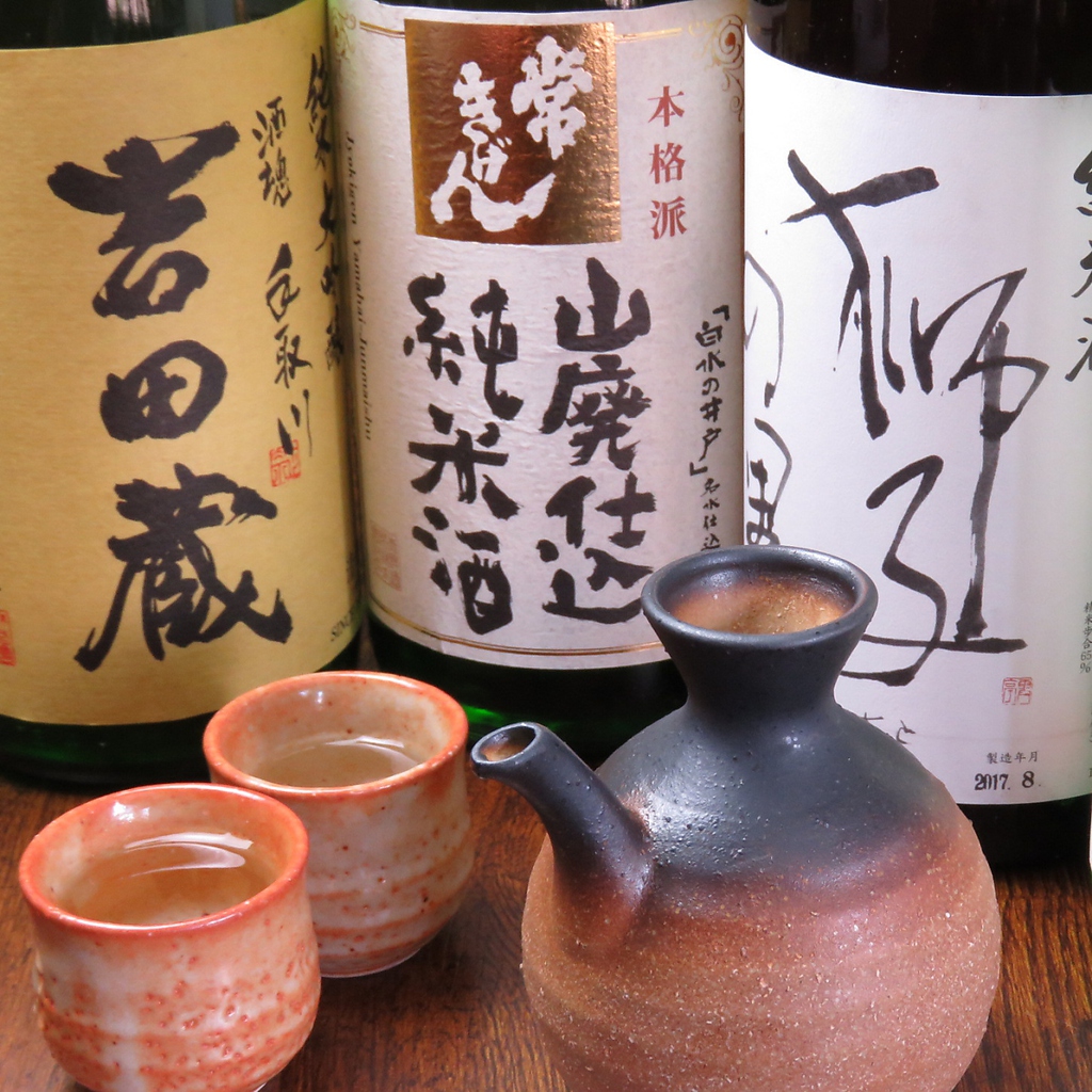 日本酒好きの店主が選んだ北陸の地酒をご用意！カウンター席で少人数でしっぽり楽しむのも◎