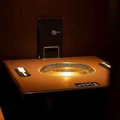 【テーブル席 2名席】 土・日・祝日のランチタイムは各種炭焼きセットメニューのほか単品でのご注文、各種ディナーコース（要予約）も承ります。プライベートの様々なシーンで是非ご利用下さいませ。