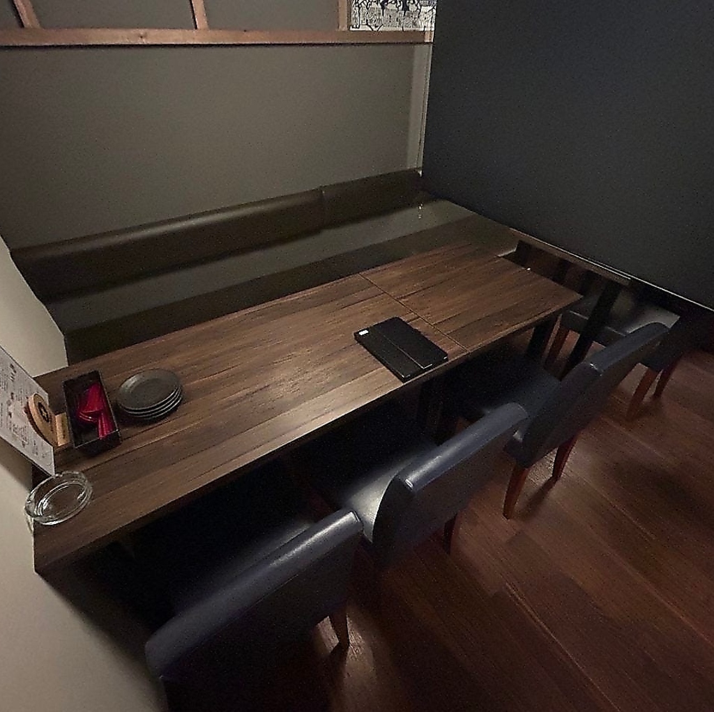 ロールカーテンで仕切った半個室席あり！プライベートなお食事などにぴったりです。ぜひご利用下さい