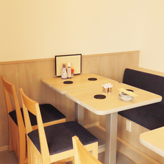 お店の奥に位置するテーブル席エリアは、落ち着いて食事を楽しみたい時にぴったりです◎一段上がった小上がりのような雰囲気もあり、プライベート感のある宴会にもおすすめ★上着や荷物を置ける棚も完備しているので、手ぶらでゆったり寛げます♪丁寧に低温調理された「もつ刺し」を囲んで、上質な夜をお楽しみください◎