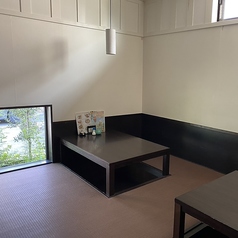 さざん珈琲の掘りごたつ個室は、足を伸ばしてくつろげる和モダンな空間。プライベート感があり、家族連れや友人同士の集まりにも最適。ゆったりとした時間を過ごせます。【岐阜/岐南/茜部/喫茶店/カフェ/モーニング/ランチ/デザート/個室/掘りごたつ】