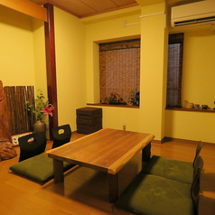 デートにぴったりの個室席！4名様用の座敷が2卓あり、プライベートな空間で大切な人と素敵な時間を過ごせます。お互いの距離が縮まり、特別な思い出が生まれることでしょう。静かな雰囲気の中で、心温まる会話を楽しんでください♪