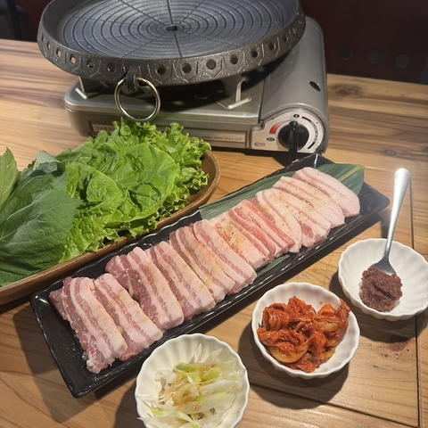 国産牛や八鹿豚の炭火焼肉を清潔感溢れる空間で。仕事帰りや宴会に最適◎貸切もOK！
